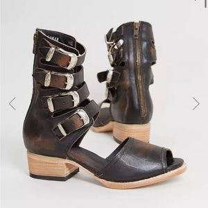 Freebird by Steven Madden Pilar Sandal. Size 8. Dark Brown. Gladiator style.